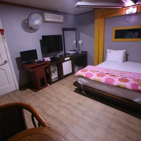 K Motel Тегу Екстериор снимка