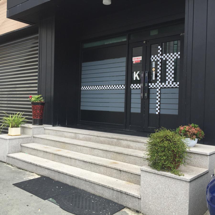 K Motel Тегу Екстериор снимка