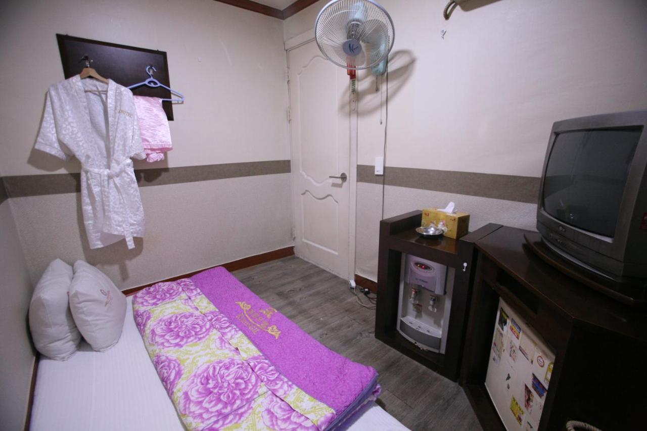 K Motel Тегу Екстериор снимка