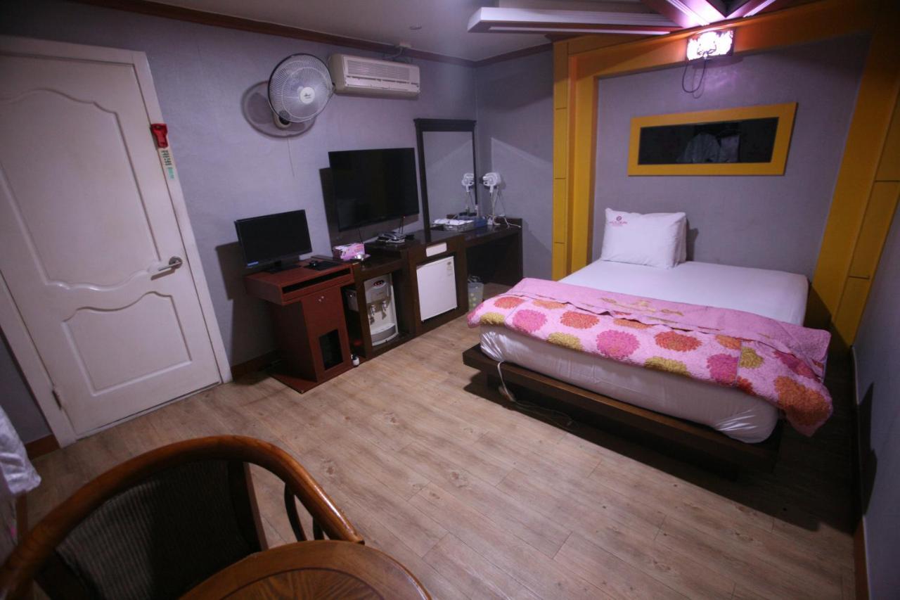 K Motel Тегу Екстериор снимка