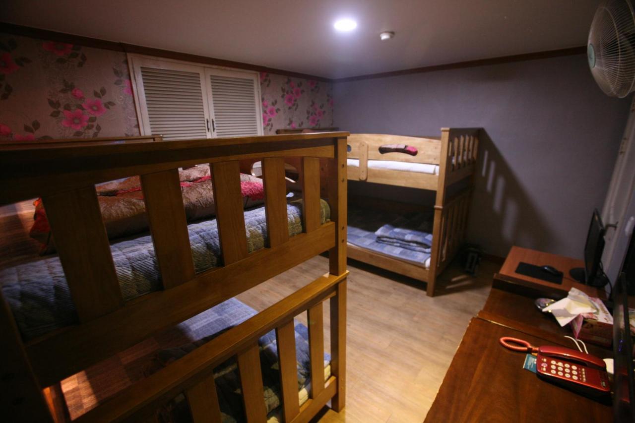 K Motel Тегу Екстериор снимка